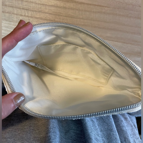 LADIES WHITE SPARKLY WRISTLET - Picture 2 of 5